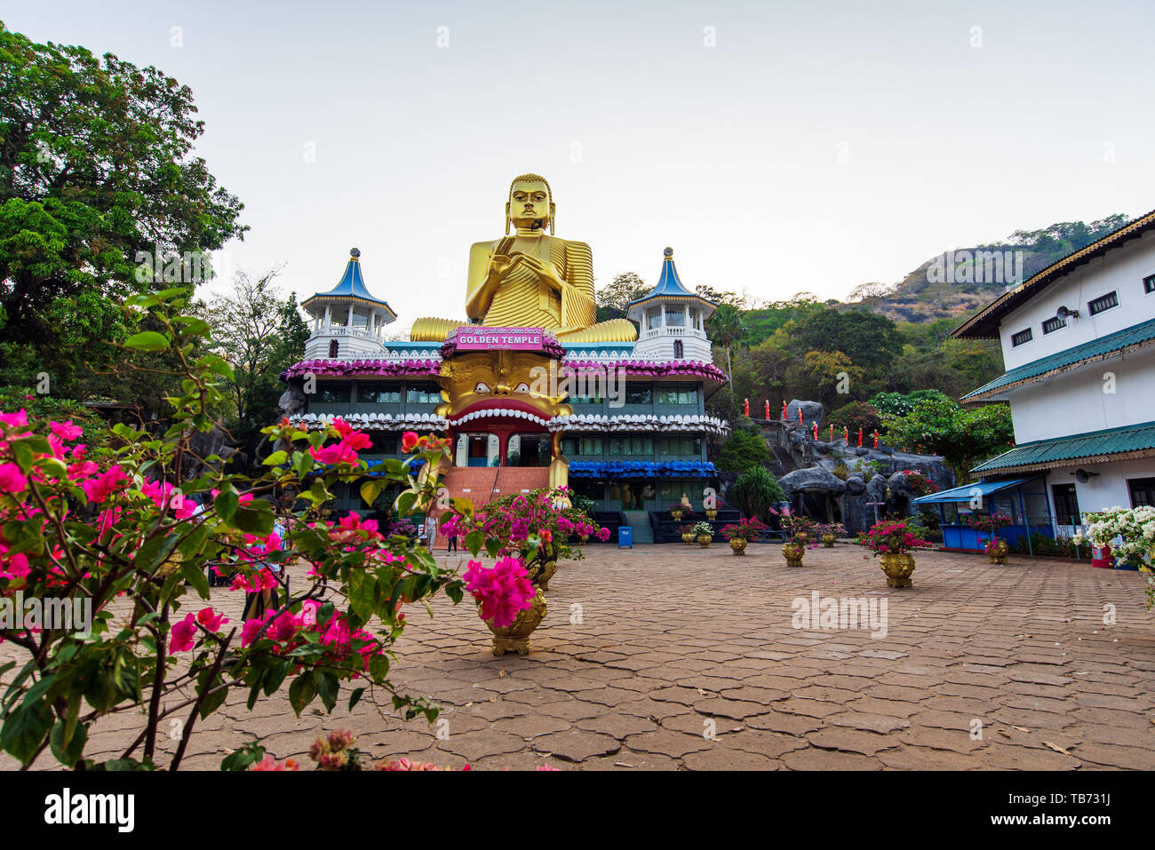 Dambulla, Sri Lanka - Marzo 30, 2019: tempio dorato con la grande statua del Buddha nei pressi di Dambulla tempio nella grotta complesso in Sri Lanka Foto Stock