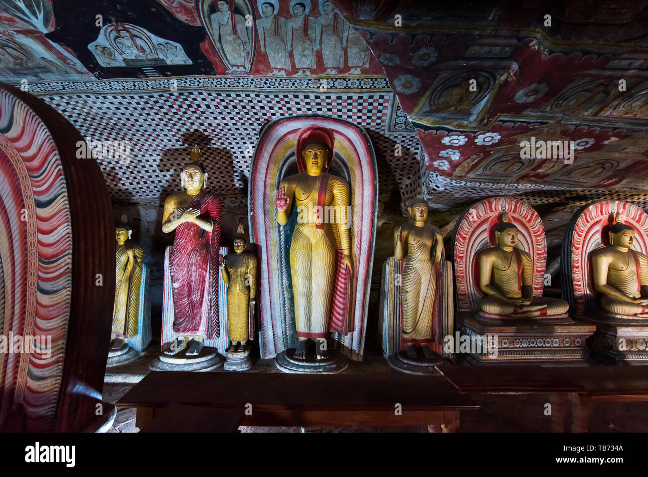 Dambulla, Sri Lanka - Marzo 30, 2019: Dambulla tempio nella grotta interno con molte statue di Buddha in Sri Lanka Foto Stock