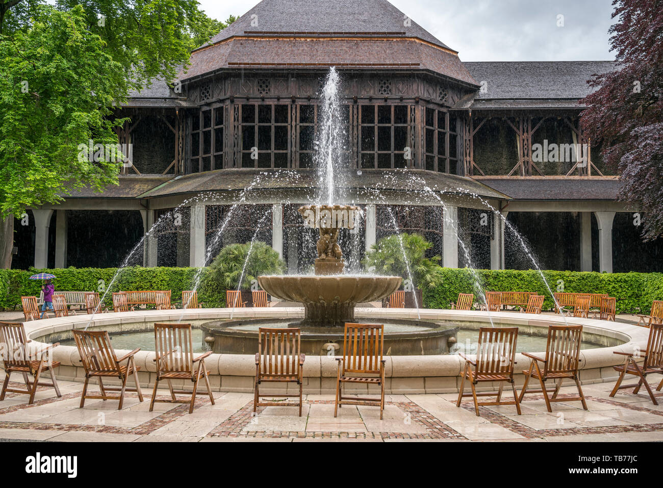 Atlasbrunnen und Gradierhaus Kurgarten im, Bad Reichenhall, Berchtesgadener Land, Oberbayern, Bayern, Deutschland | Atlas fontana e AlpenSole Inh Foto Stock