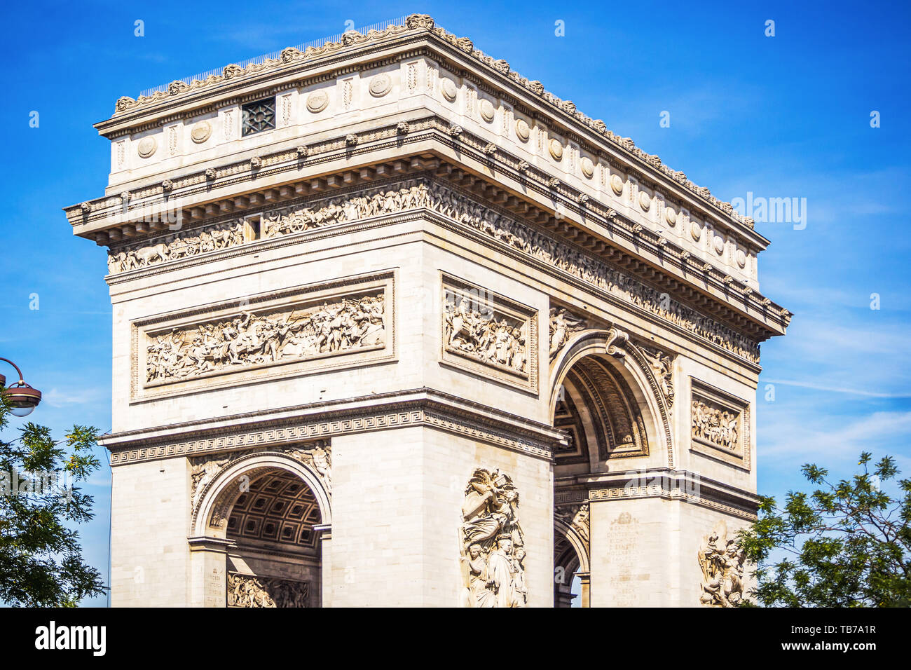 La bellissima e monumentale arco di trionfo sulla napoleonica il posto del generale De Gaulle a Parigi nel corso di una bella e soleggiata giornata estiva in Francia Foto Stock