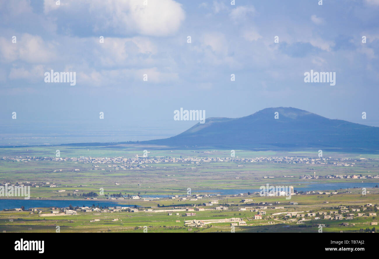 Vista sulla zona di confine tra Israele e la Siria si vede dalle alture del Golan, Israele. Foto Stock