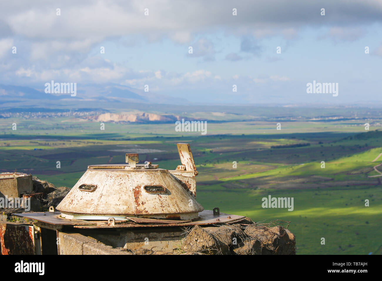 Vista da un bunker sulla zona di confine tra Israele e la Siria si vede dalle alture del Golan, Israele. Foto Stock