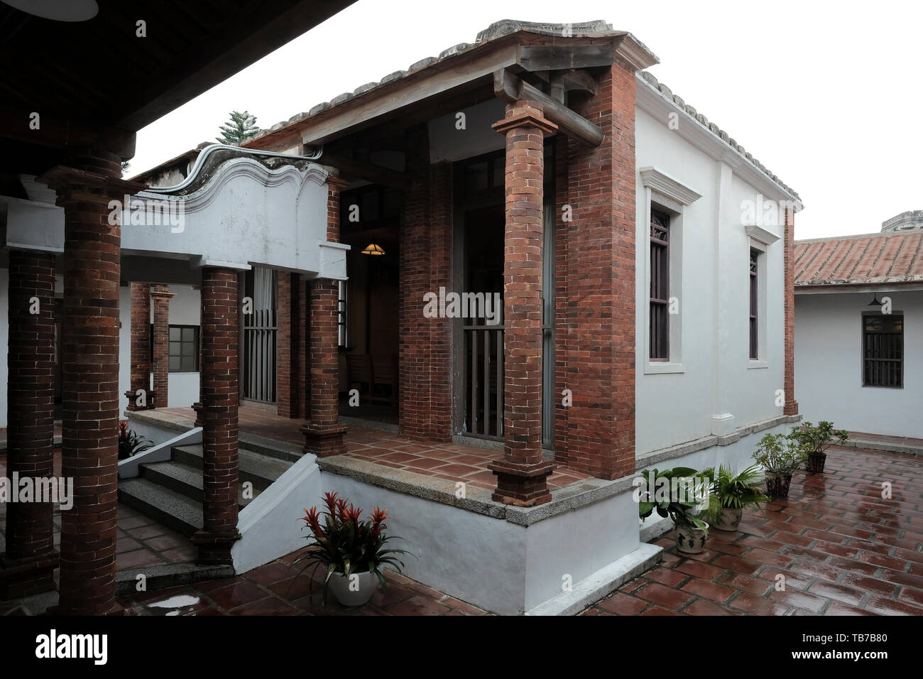 Cortile interno del Jinshui ex scuola elementare ora un museo costruito nel 1932 su disegno di un tradizionale Accademia cinese nel quartiere Jinshui, Jincheng Township, Kinmen isola di Taiwan Foto Stock