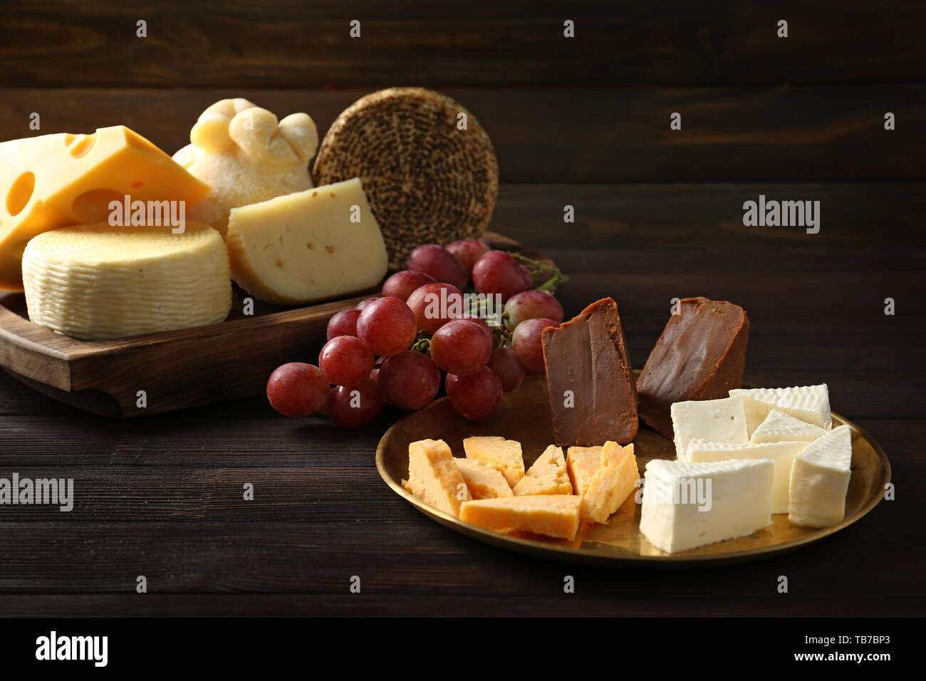 Assortimento di formaggi saporiti sul tavolo di legno Foto Stock