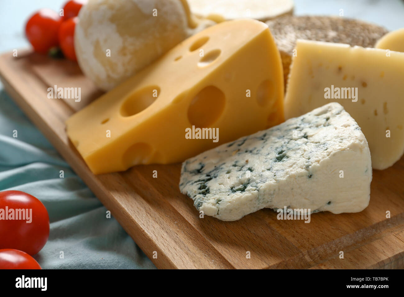 Assortimento di formaggi saporiti su pannello di legno Foto Stock