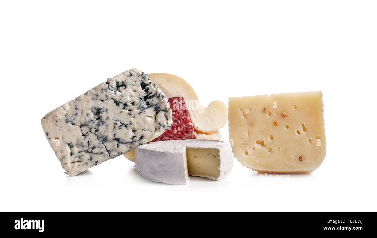 Assortimento di formaggi saporiti su sfondo bianco Foto Stock