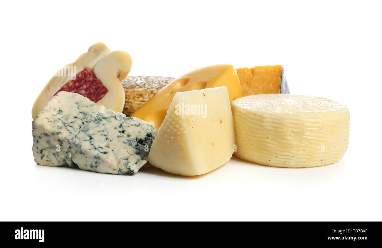Assortimento di formaggi saporiti su sfondo bianco Foto Stock