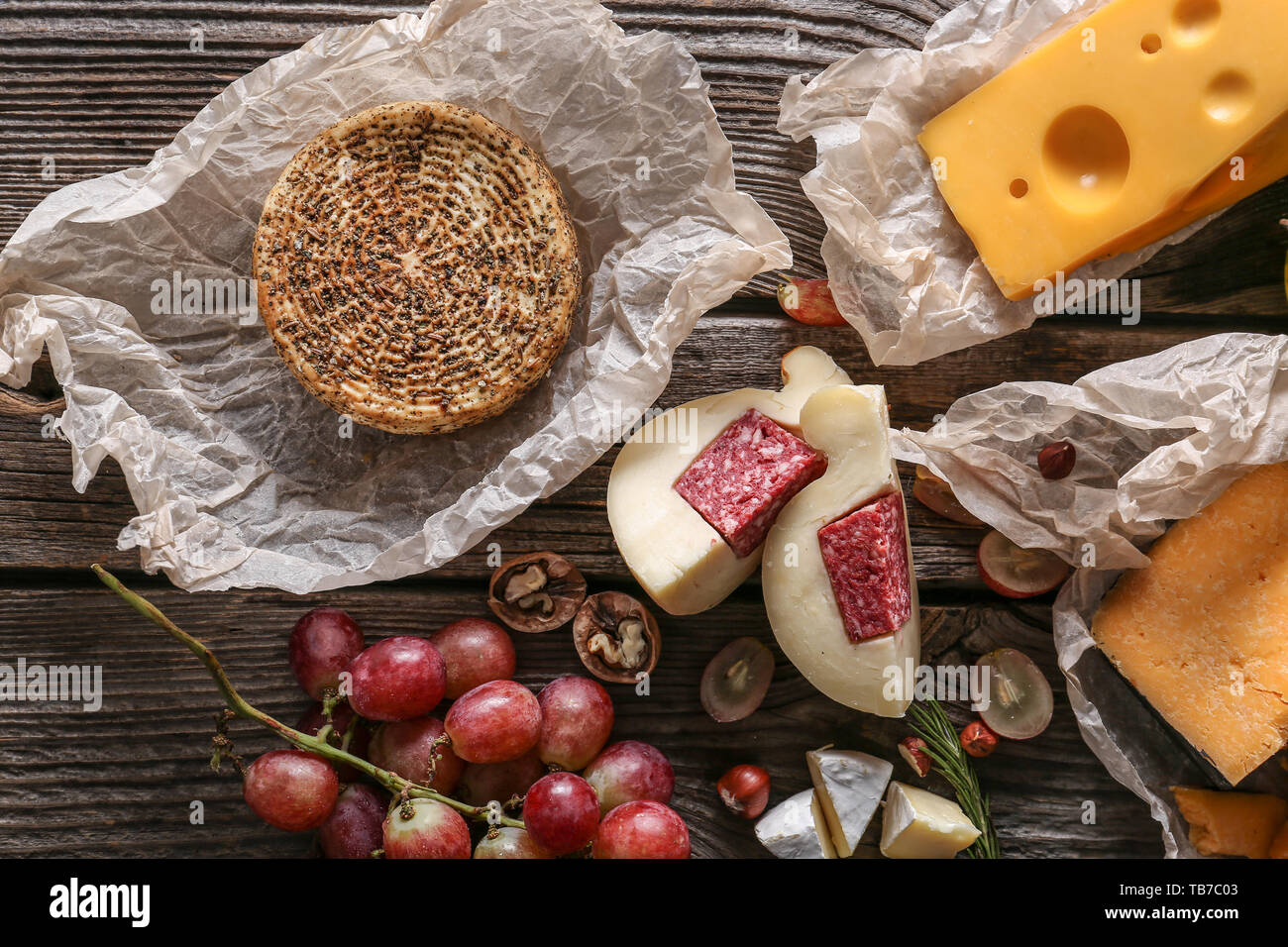 Assortimento di formaggi saporiti sul tavolo di legno Foto Stock