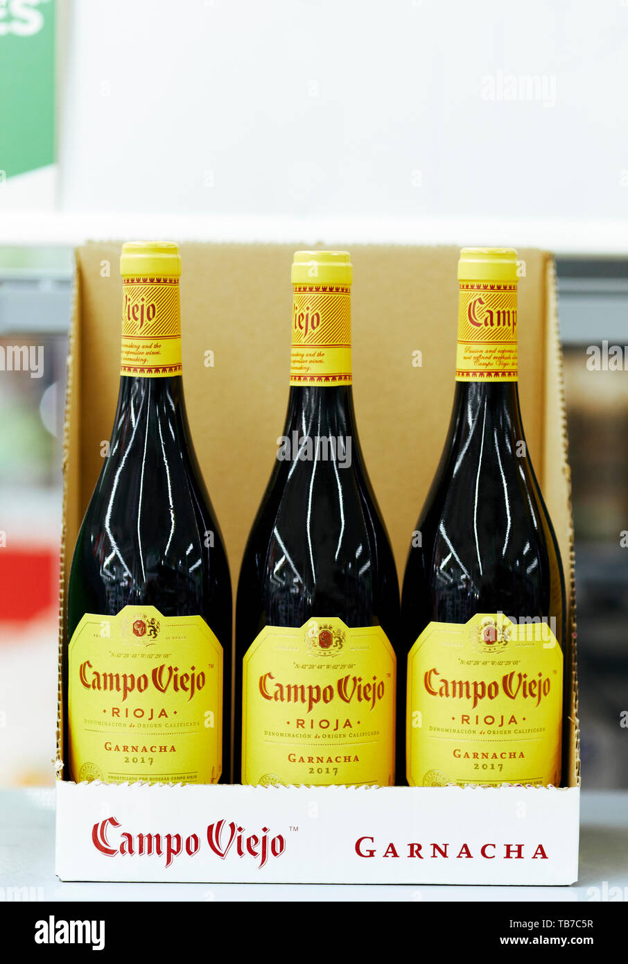 Bottiglie di Campo Viejo vino sul ripiano Foto Stock