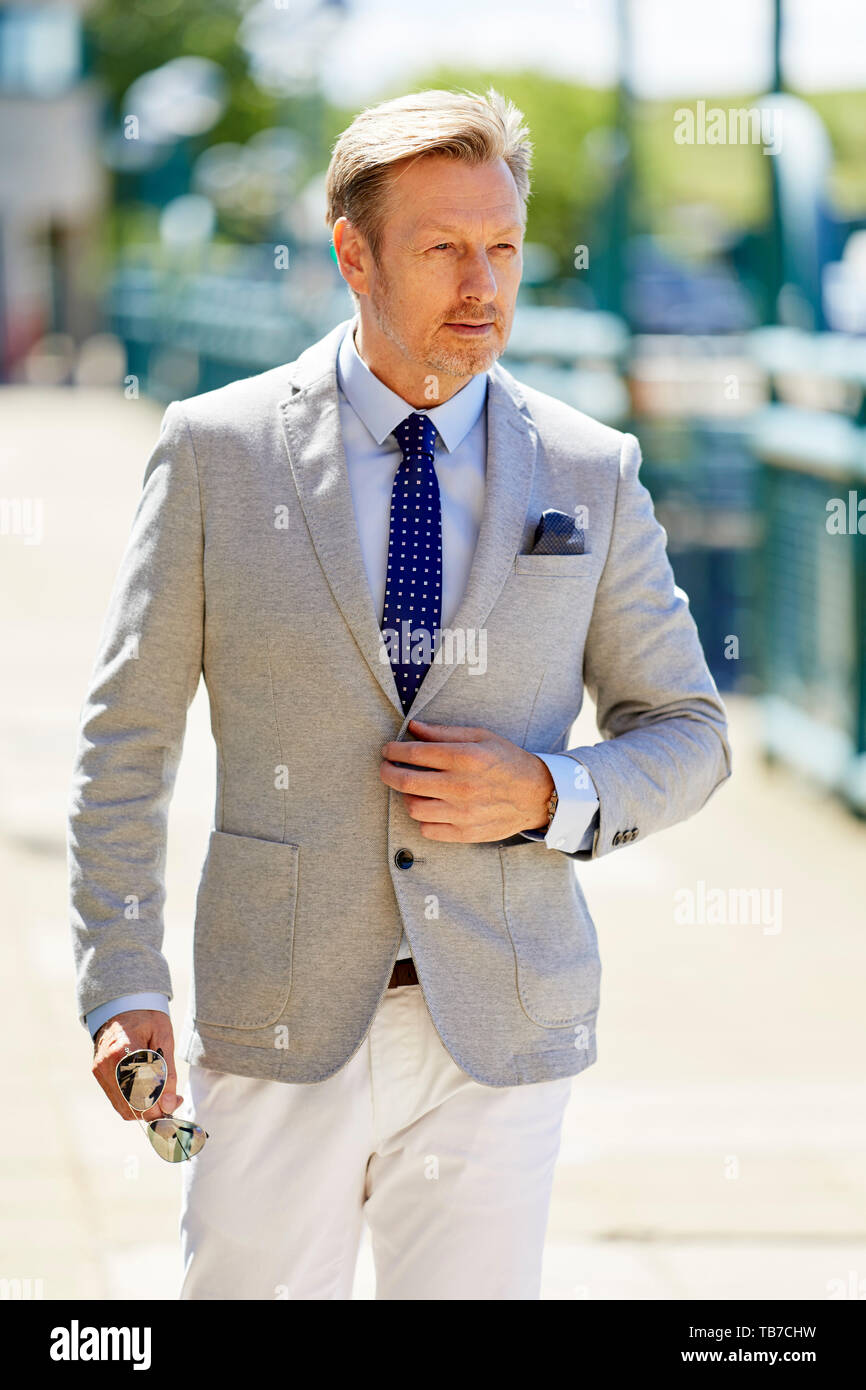 Imprenditore a piedi per il lavoro Foto Stock