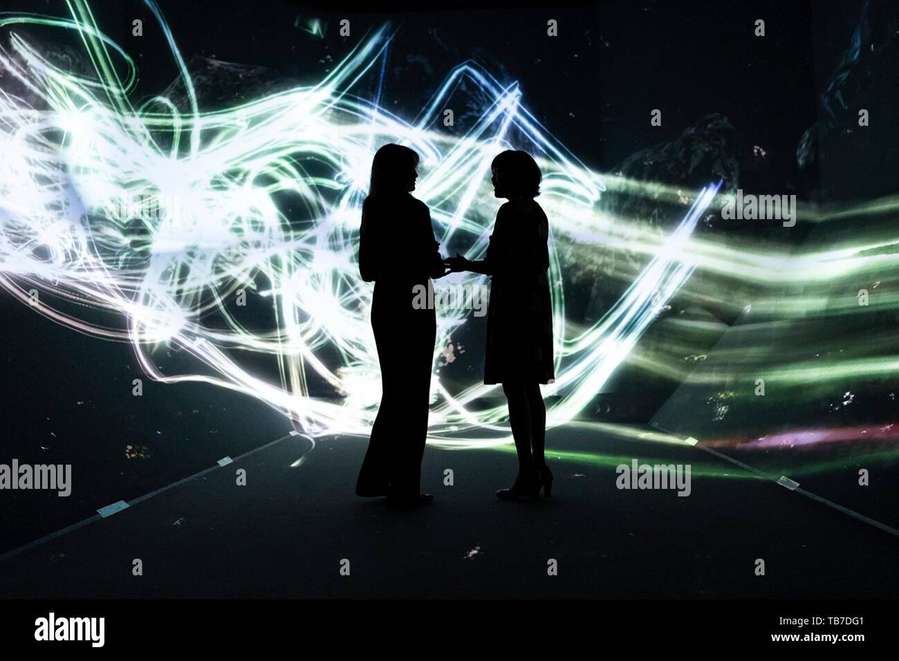 Stati Uniti La First Lady Melania Trump, sinistra e Akie Abe, moglie del Primo Ministro giapponese Shinzo Abe, tour di Borderless mostra al Palazzo Mori Digital Art Museum, 26 maggio 2019 a Tokyo, Giappone. Foto Stock