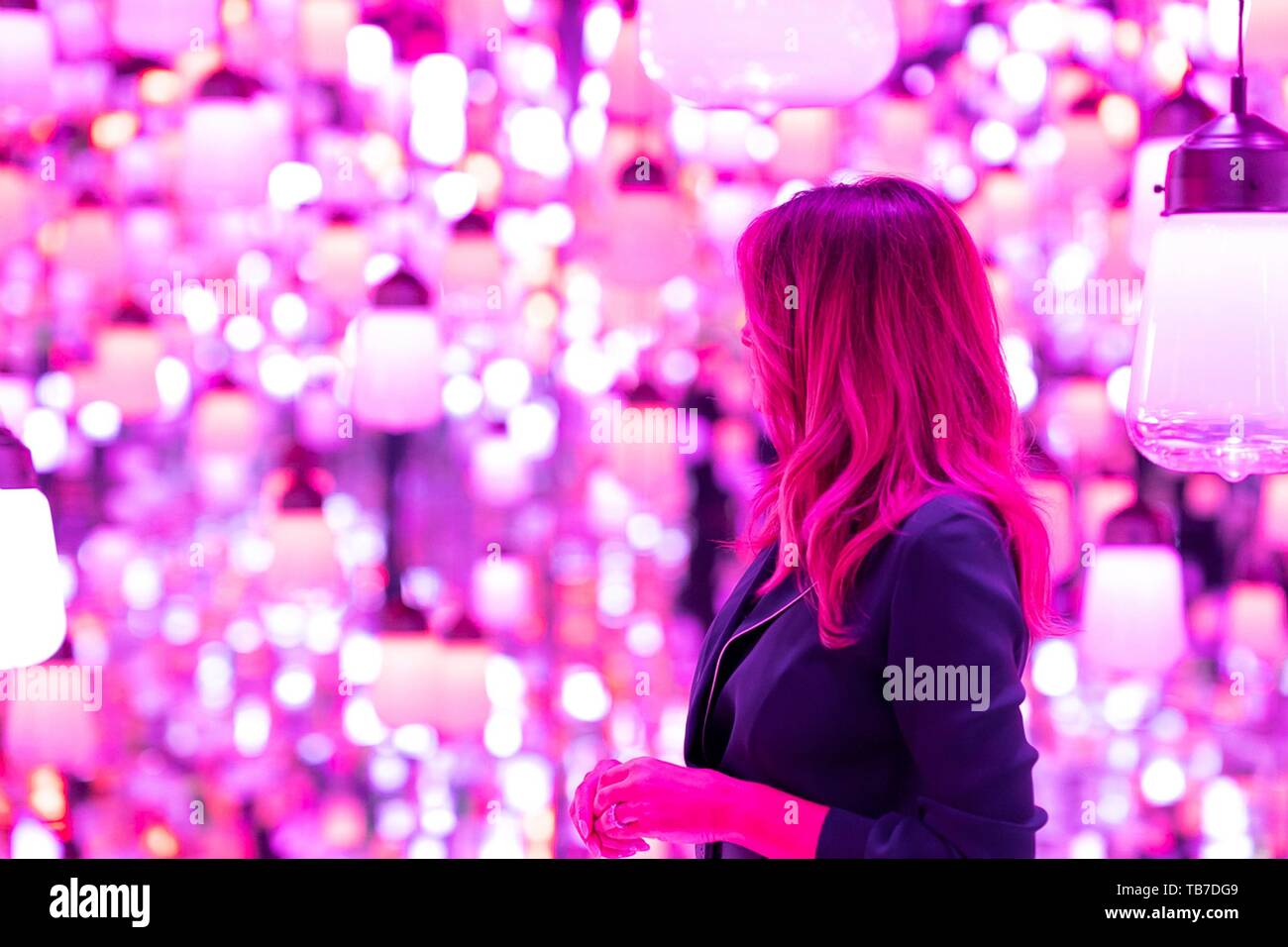 Stati Uniti La First Lady Melania Trump tours Borderless mostra al Palazzo Mori Digital Art Museum, 26 maggio 2019 a Tokyo, Giappone. Foto Stock
