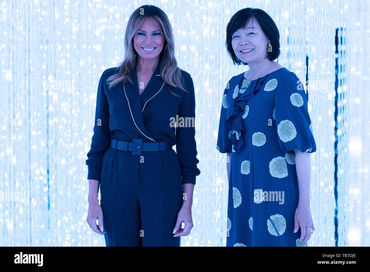 Stati Uniti La First Lady Melania Trump, sinistra e Akie Abe, moglie del Primo Ministro giapponese Shinzo Abe, tour di Borderless mostra al Palazzo Mori Digital Art Museum, 26 maggio 2019 a Tokyo, Giappone. Foto Stock