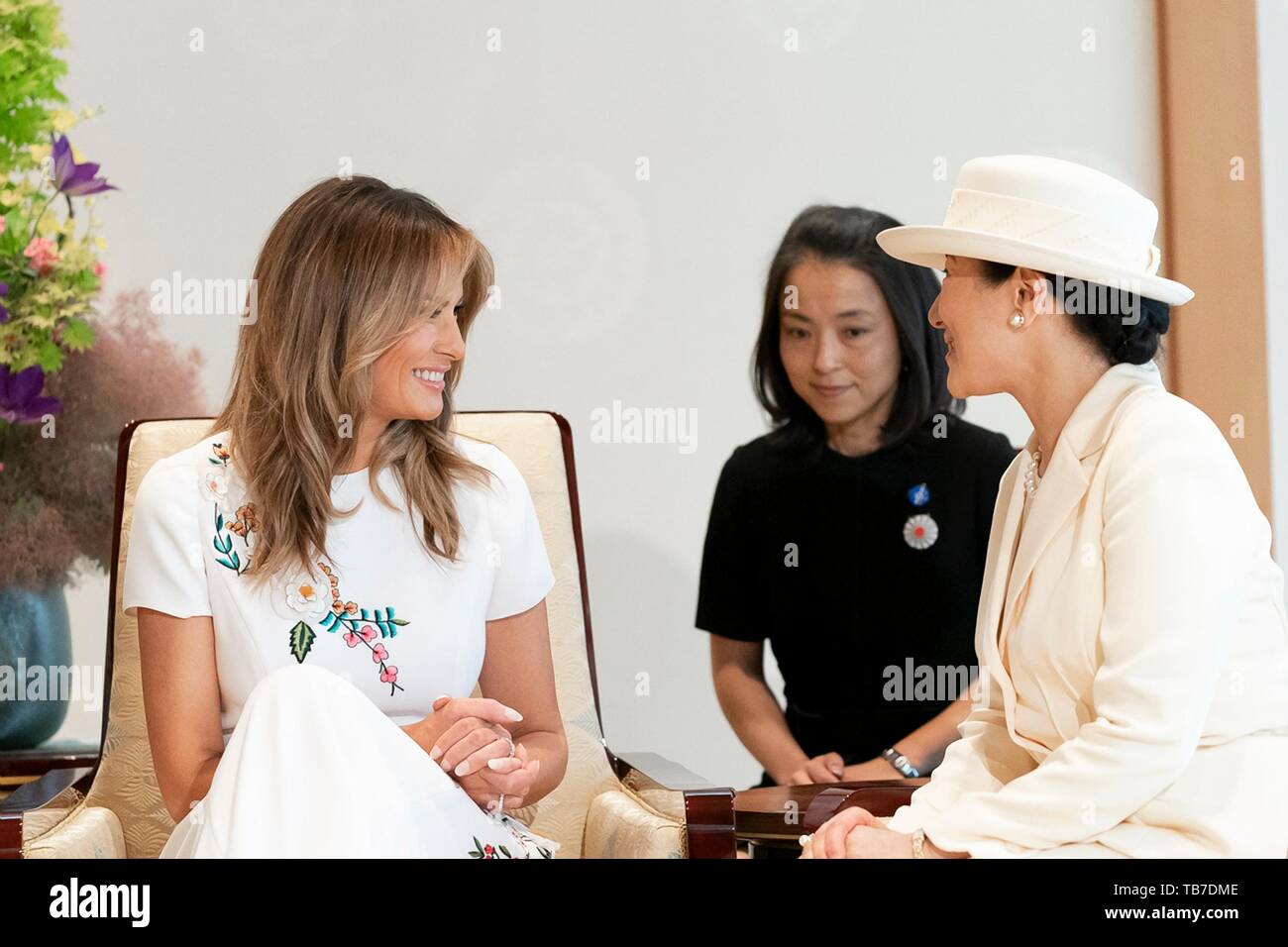Stati Uniti La First Lady Melania Trump soddisfa con Masako imperatrice del Giappone durante una chiamata di Stato presso il Palazzo Imperiale 27 Maggio 2019 a Tokyo, Giappone. Foto Stock