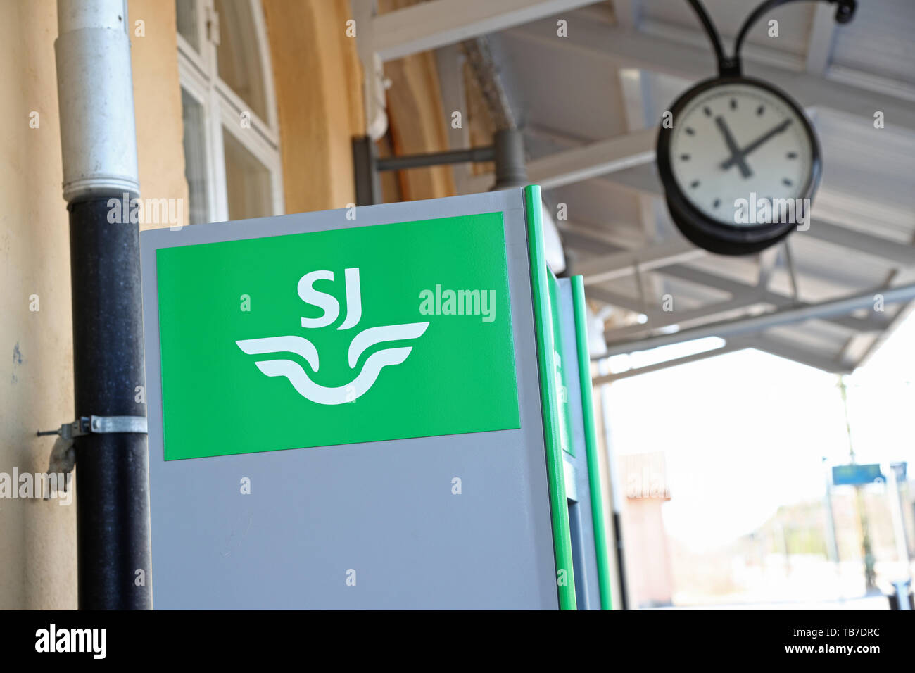 SJ (formalmente SJ AB) è una proprietà del governo treni passeggeri operatore in Svezia. SJ è stato creato nel 2000, fuori del trasporto pubblico divisione del Statens Järnvägar, quando l'ex agenzia del governo è stato suddiviso in sei distinte proprietà del governo delle società a responsabilità limitata. Foto Stock
