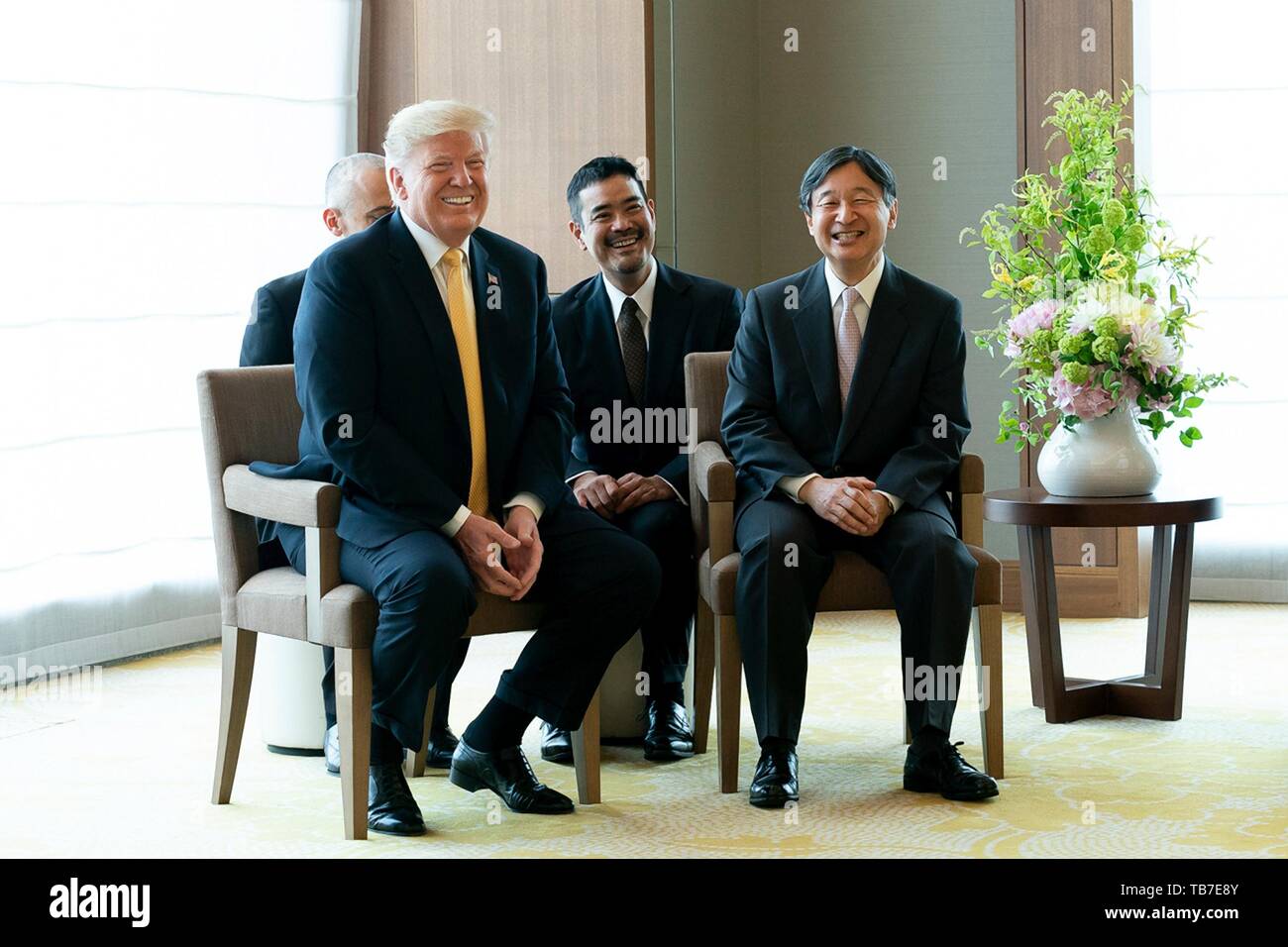 Stati Uniti Presidente Donald Trump chat con il Giapponese Imperatore Naruhito come la coppia reale fermato a dire addio al Palace Hotel Maggio 28, 2019 a Tokyo, Giappone. Foto Stock