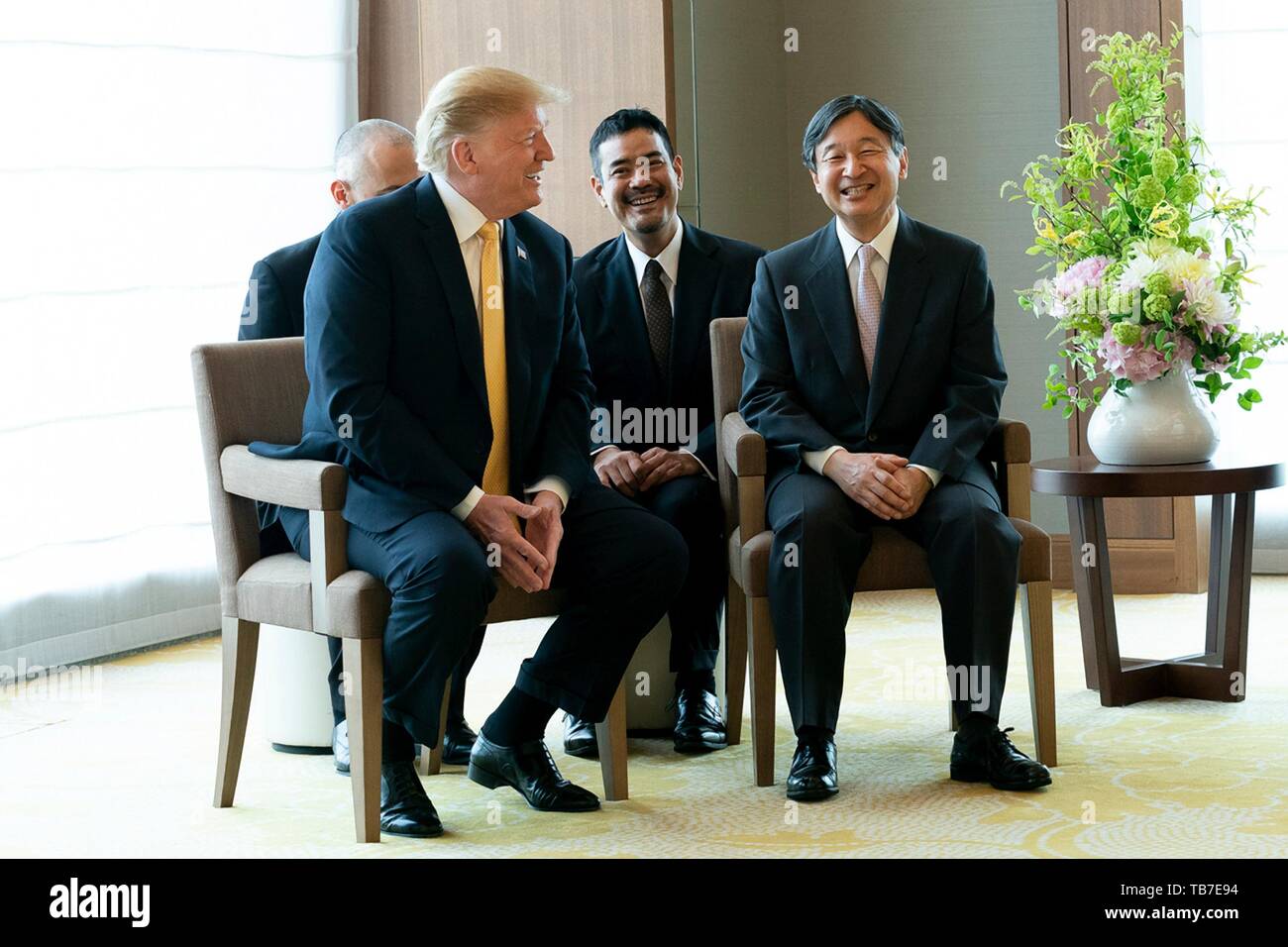 Stati Uniti Presidente Donald Trump chat con il Giapponese Imperatore Naruhito come la coppia reale fermato a dire addio al Palace Hotel Maggio 28, 2019 a Tokyo, Giappone. Foto Stock