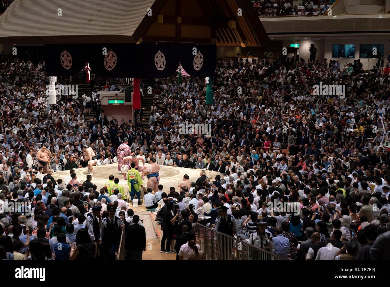 Stati Uniti Presidente Donald Trump e la First Lady Melania Trump watch sumo wrestling al fianco di Primo Ministro giapponese Shinzo Abe e sua moglie Akie Abe alla molla Campionati di Sumo al Ryogoku Kokugikan Stadium, 26 maggio 2019 a Tokyo, Giappone. Foto Stock