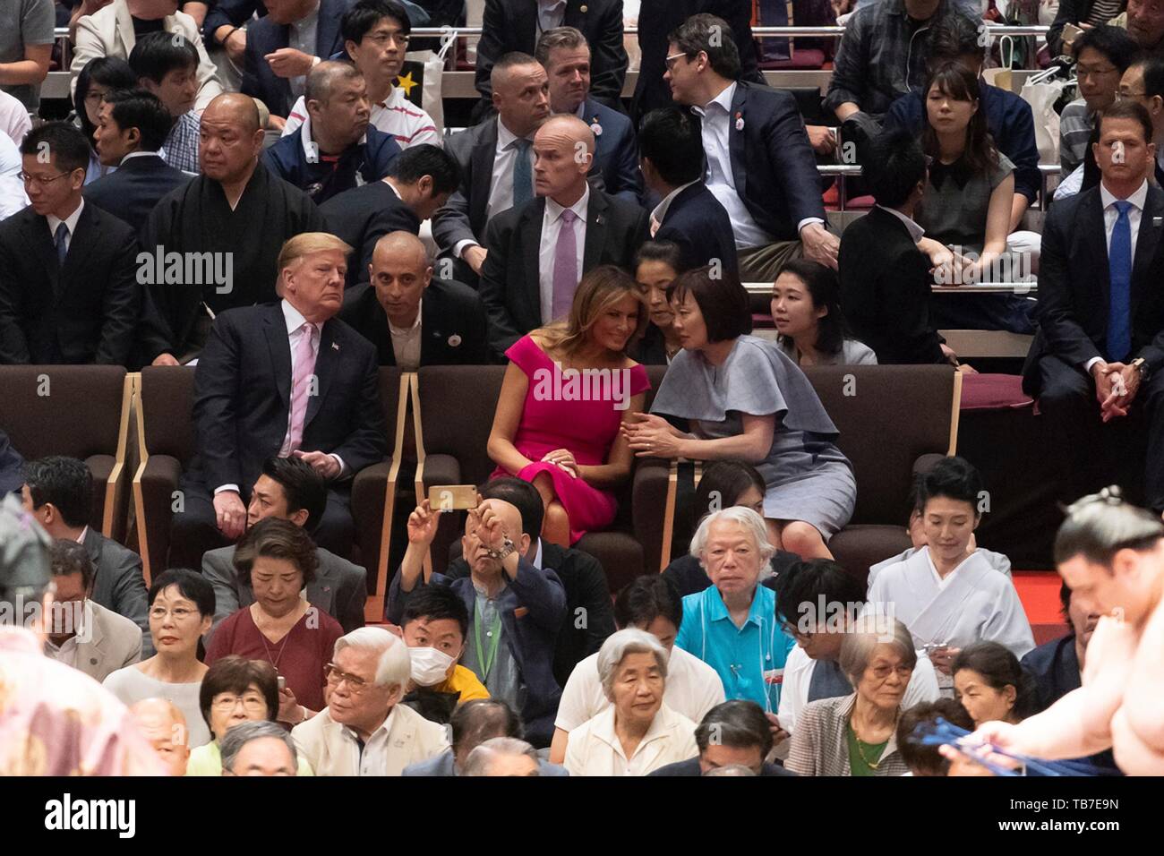 Stati Uniti Presidente Donald Trump e la First Lady Melania Trump, centro watch sumo wrestling al fianco di Akie Abe, moglie del Primo Ministro giapponese Shinzo Abe a molla Campionati di Sumo al Ryogoku Kokugikan Stadium, 26 maggio 2019 a Tokyo, Giappone. Foto Stock