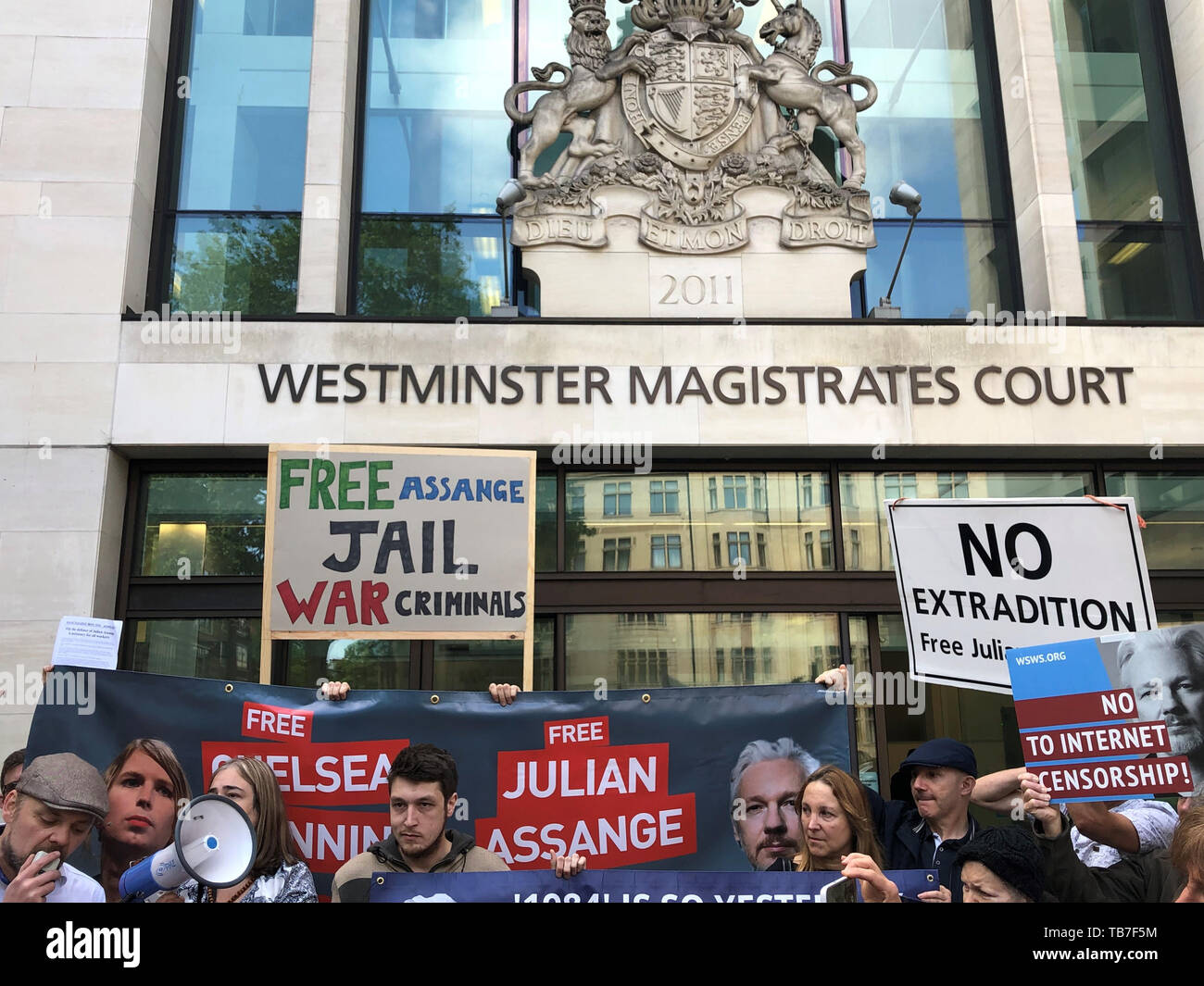 Julian Assange sostenitori al di fuori di Westminster Magistrates Court dove il fondatore di WikiLeaks dovrebbe apparire tramite videolink come egli continua a lottare contro l'estradizione negli Stati Uniti oltre le accuse ha cospirato per rompere in un pentagono classificate computer. Foto Stock