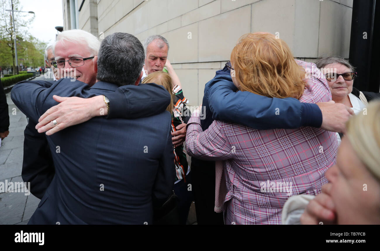 I parenti di coloro che sono morti su Bloody Sunday in Londonderry in Ballymurphy abbracciare ogni altro come entrano Belfast di Laganside tribunali in cui il generale Sir Mike Jackson è dovuto a fornire prove per l'inchiesta ha esaminato la morte di dieci persone uccise in riprese che coinvolgono il Reggimento paracadutisti in Ballymurphy, west Belfast nel 1971. Foto Stock