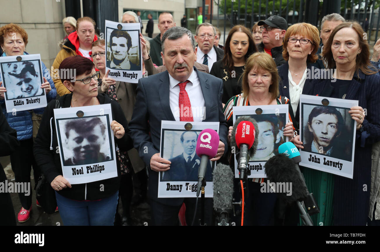 John Teggart (al centro), il cui padre Danny è stato ucciso nel massacro di Ballymurphy nel 1971, parla di media al di fuori di Belfast coroner' Corte accanto ad altri parenti in lutto, dove il generale Sir Mike Jackson è dovuto a fornire prove per l'inchiesta ha esaminato la morte di dieci persone uccise in riprese che coinvolgono il Reggimento paracadutisti in Ballymurphy. Foto Stock