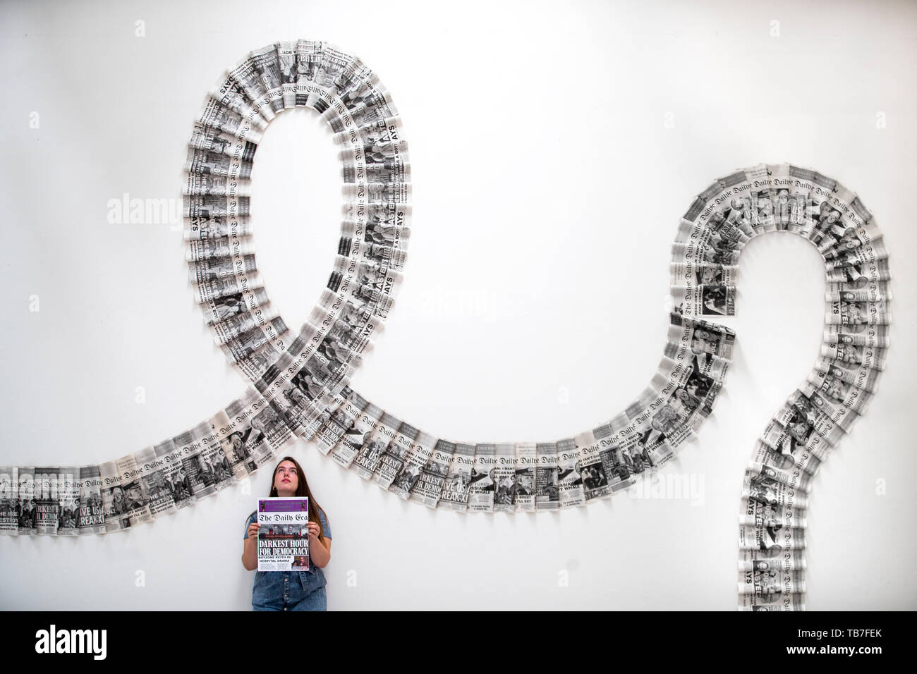 Studente di scultura Lauren Holehouse con la sua installazione intitolata la linea di produzione a media anteprima della Edinburgh College of Art grado show di Edimburgo. Foto Stock