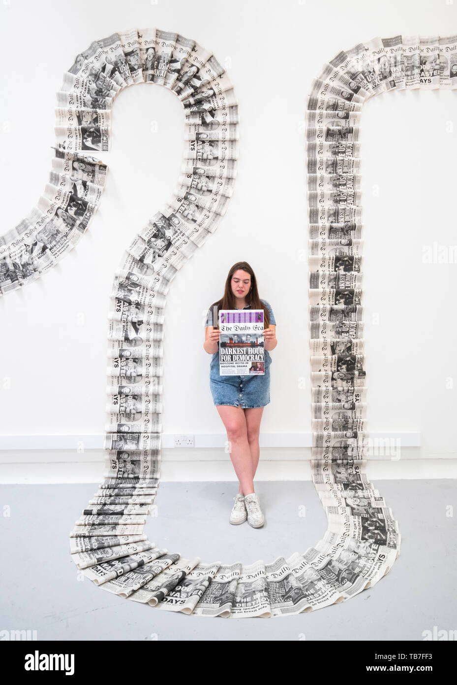 Studente di scultura Lauren Holehouse con la sua installazione intitolata la linea di produzione a media anteprima della Edinburgh College of Art grado show di Edimburgo. Foto Stock