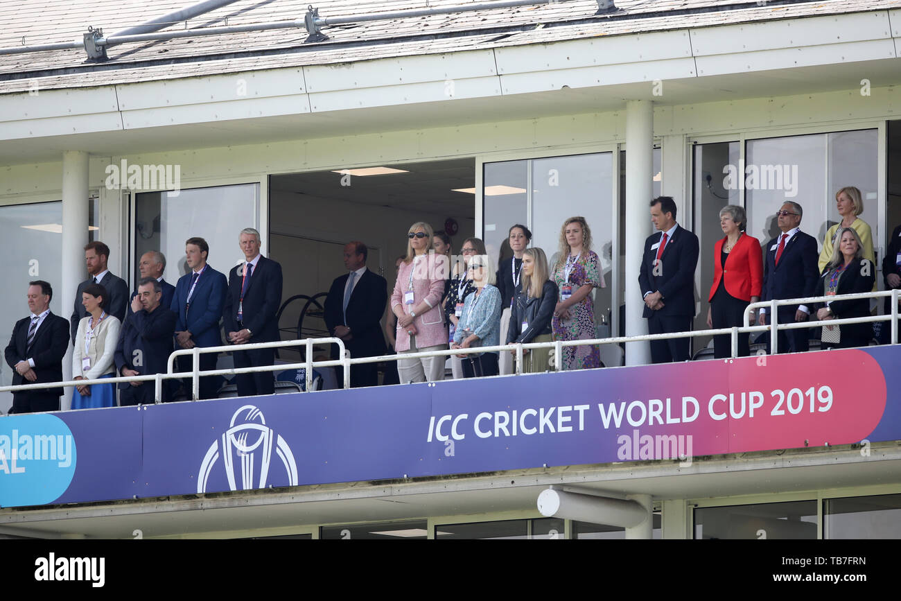 Il Duca di Sussex (sinistra) e del Primo Ministro britannico Theresa Maggio (a destra) in gabbie prima della ICC Cricket World Cup group stage corrispondono al ovale, Londra. Foto Stock