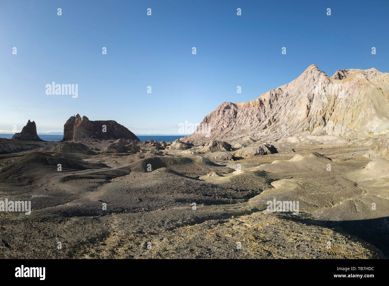 Le formazioni rocciose sull'isola vulcanica di isola bianca con le ombre di due persone, Whakaari, Baia di Planty, Isola del nord, Nuova Zelanda Foto Stock