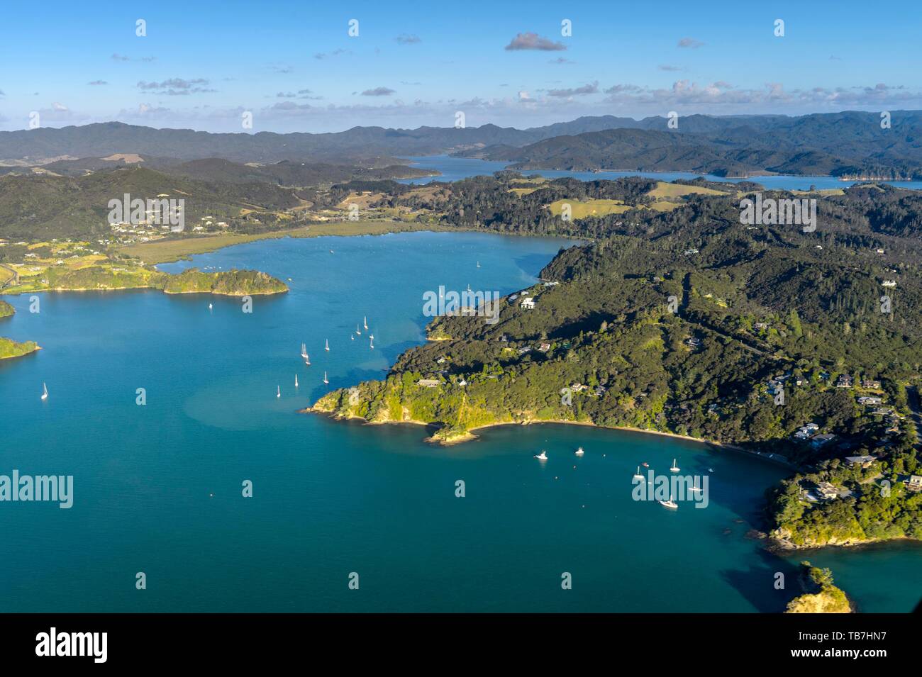 Vista aerea della Baia delle Isole con le isole e le barche a vela, estremo Nord distretto, Isola del nord, Nuova Zelanda Foto Stock