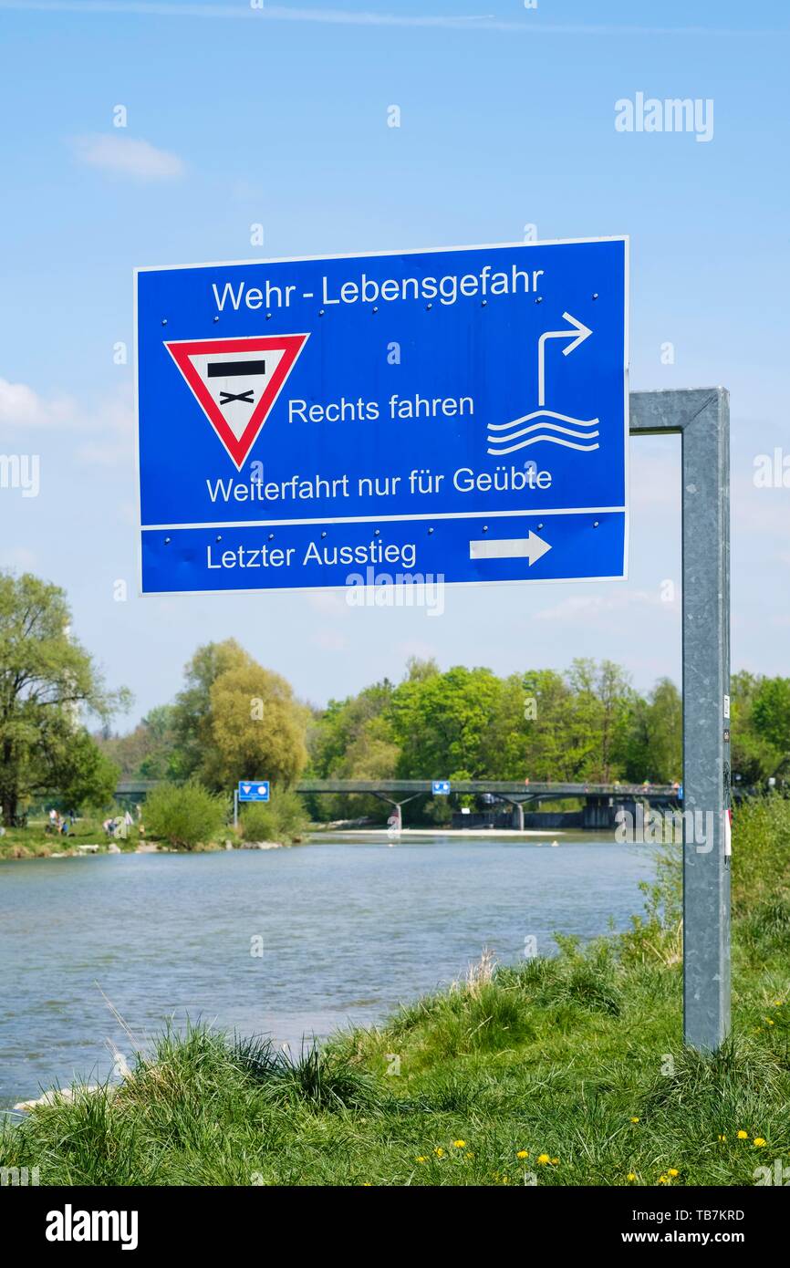 Pericoli, segno per naviganti di fronte weir a l'Isar, distretto Thalkirchen, Monaco di Baviera, Baviera, Baviera, Germania Foto Stock