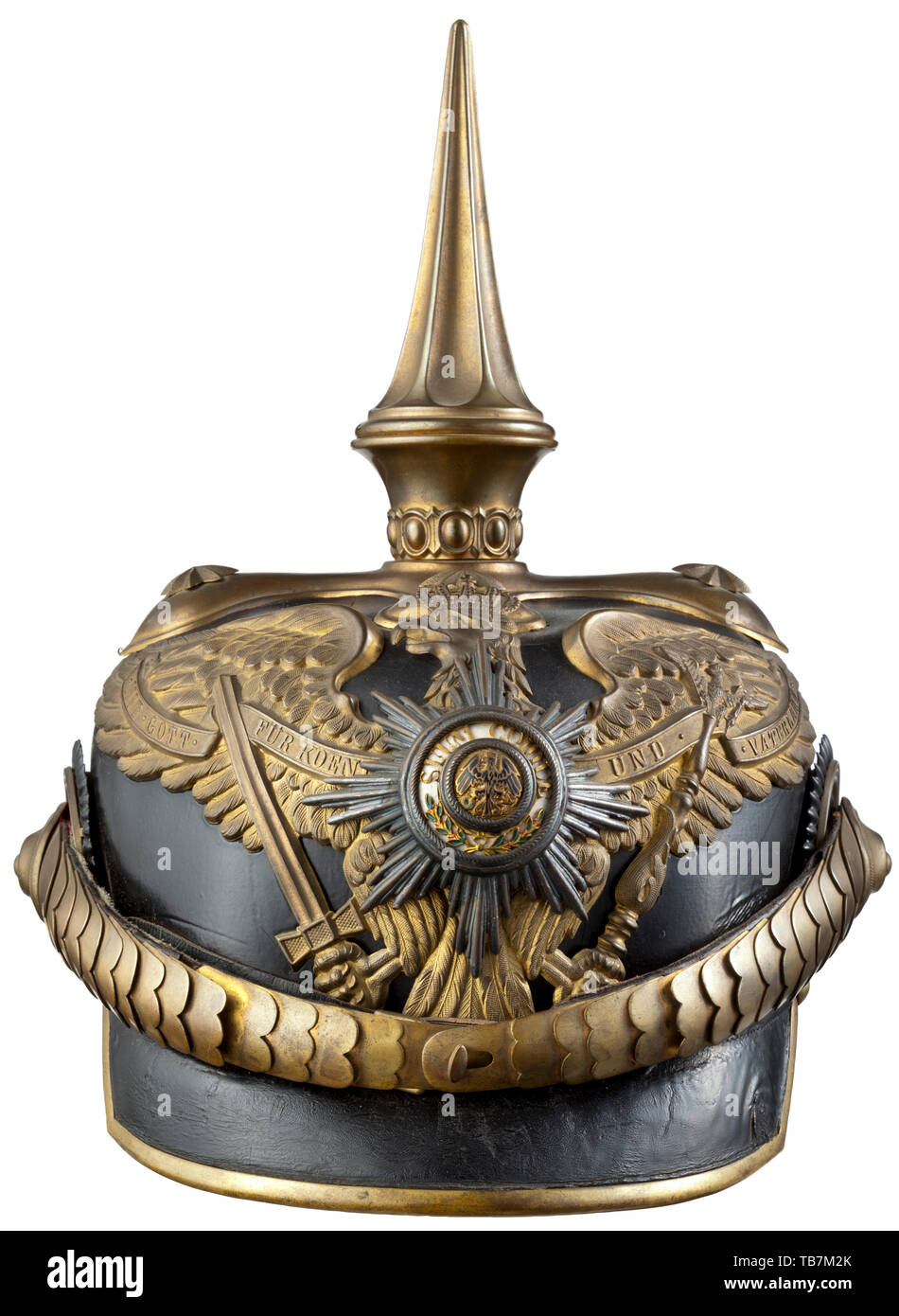 Un casco M 1871/97 per i generali, pelle corpo (impazzito, leggermente ribassato) con protezione eagle e smaltato stella di guardia che reca il motto "uum Cuique' e il nero Hohenzollern eagle su fondo oro. Tutti i raccordi in ottone con doratura oscurato, la base cruciforme con perline band mount, unscrewable spike con sei volte la realizzazione delle scanalature, 22 mm viti a stella. Angolare visiera frontale, catena convessa-linked scale mento, cinturino in pelle con occhiello del funzionario, cockades posteriore liscia spline senza ventilazione, il verde e il rosso underlay sul davanti e visiera posteriore con pesanti warpage. Rep camicia di seta miss, Editorial-Use-solo Foto Stock