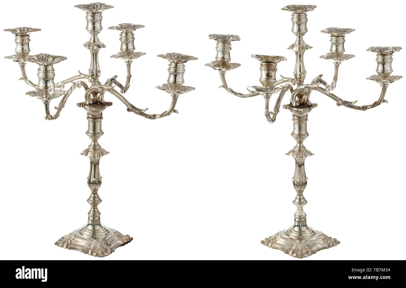 Una coppia di cinque-candela candelabri, Birmingham, 1903/06, Sterling Silver '925', segni distintivi Birmingham 1903/06, del famoso produttore di argentiere Elkington, corrispondente gioielliere di mark sul lato, complementare con iscrizione commemorativa con riferimento ad un caso risalente a venti anni '14 - 26 Luglio 1884 - George', sormontato dal monogramma " E I S'. Altezza 52,5 cm. Peso non può essere accertato, come i fondi contenere piastre di ferro. A palmette e ornamenti vegetali, basi a gradini, rimovibile gocciolatoi, un braccio piegato. Elkington fu provveditore per l'En, Additional-Rights-Clearance-Info-Not-Available Foto Stock