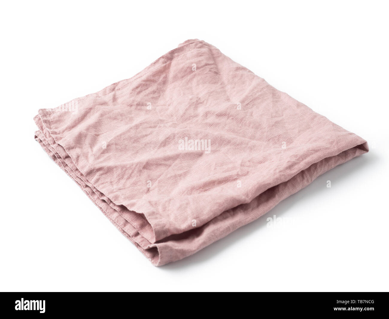 Vista laterale ripiegata sul vecchio colore rosa biancheria igienico isolati su sfondo bianco. oscuro rosa tovagliolo di lino. Isolato su bianco con percorso di clipping. Foto Stock