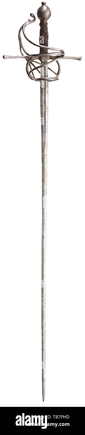 Un militare tedesco rapier, circa 1600, un'arma a doppio taglio, lunga e increspato accoltellato lama, fullered alla radice su entrambi i lati e illegibly inscritto. Due marchi di smith colpito entro il robusto ricasso su entrambi i lati. Originale il filo di ferro con impugnatura Turk i capi e leggermente palla ovale pomo. Ben conservato in tutte le parti a pinza originale. Lunghezza 122 cm. spada, spade, armi, armi, arma, braccio, dispositivo di combattimento, militare, militaria, oggetto, oggetti, alambicchi, clipping, clippings, tagliate, cut-out, ritagli arma da mischia, armi da mischia, metallo, storico historica, Additional-Rights-Clearance-Info-Not-Available Foto Stock