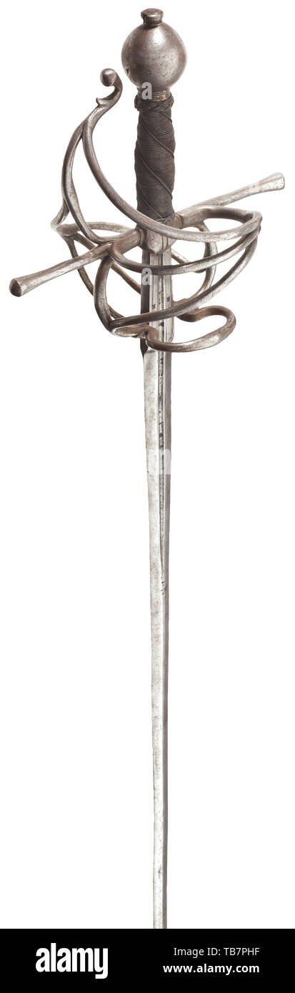 Un militare tedesco rapier, circa 1600, un'arma a doppio taglio, lunga e increspato accoltellato lama, fullered alla radice su entrambi i lati e illegibly inscritto. Due marchi di smith colpito entro il robusto ricasso su entrambi i lati. Originale il filo di ferro con impugnatura Turk i capi e leggermente palla ovale pomo. Ben conservato in tutte le parti a pinza originale. Lunghezza 122 cm. spada, spade, armi, armi, arma, braccio, dispositivo di combattimento, militare, militaria, oggetto, oggetti, alambicchi, clipping, clippings, tagliate, cut-out, ritagli arma da mischia, armi da mischia, metallo, storico historica, Additional-Rights-Clearance-Info-Not-Available Foto Stock