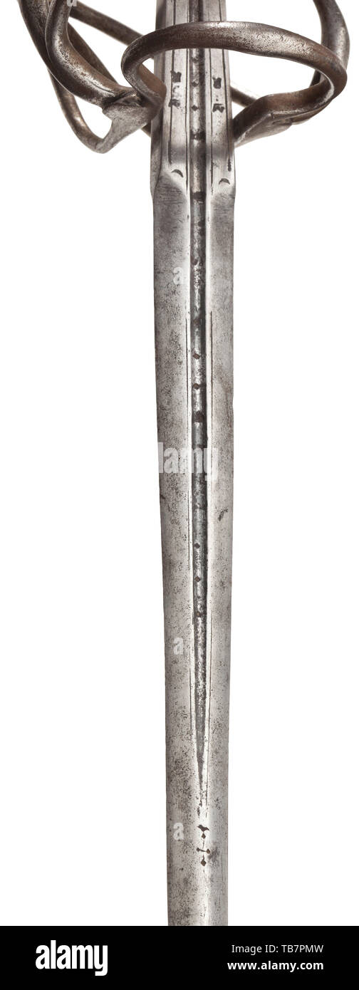 Un militare tedesco rapier, circa 1600, un'arma a doppio taglio, lunga e increspato accoltellato lama, fullered alla radice su entrambi i lati e illegibly inscritto. Due marchi di smith colpito entro il robusto ricasso su entrambi i lati. Originale il filo di ferro con impugnatura Turk i capi e leggermente palla ovale pomo. Ben conservato in tutte le parti a pinza originale. Lunghezza 122 cm. spada, spade, armi, armi, arma, braccio, dispositivo di combattimento, militare, militaria, oggetto, oggetti, alambicchi, clipping, clippings, tagliate, cut-out, ritagli arma da mischia, armi da mischia, metallo, storico historica, Additional-Rights-Clearance-Info-Not-Available Foto Stock