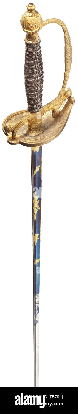 Un funzionario's Parade la spada, la fine del XVIII secolo, bella triangolare pala di spinta con inciso e dorato di trofei di marziale e vigneti su un sfondo brunito. Inscritto 'PDL' (per P.D. Lüneschloss, Solingen) sulla base della pala. Ottone profilati knucklebow elsa con la maggior parte dei fire-doratura conservate. Pomo con decorazioni floreali. Argento di avvolgimento del filo di argento con ghiere intrecciato. Lunghezza 97 cm. Provenienza: Hermann Historica, d'aste 54, lotto 5294. Il XVIII secolo, l'Europa, storico, storico Additional-Rights-Clearance-Info-Not-Available Foto Stock