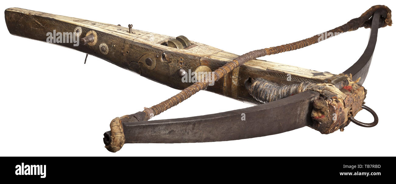 Un Sud tedesco crossbow pesante (full size), circa 1580, robusto, ferro prod (larghezza 93 cm), doppia Breslau(?) marchi all'interno. Il cavo precedente briglia con ferro interlacciata di anello di sospensione, nappe policrome e vecchia riparazione della pelle inchiodato. Timone impiallacciato in corno intagliato e decorato con osso inciso intarsi, parzialmente aggiunti in corrispondenza del lato inferiore. Quattro-bloccaggio assale con il vecchio dado in ottone, ferro laterali i prigionieri per il cranequin. Guardia interrotta (allegata). Lunghezza 77 cm. Impressionante, crossbow pesante per le riprese di un uccello di legno. crossbow, balestre, Additional-Rights-Clearance-Info-Not-Available Foto Stock