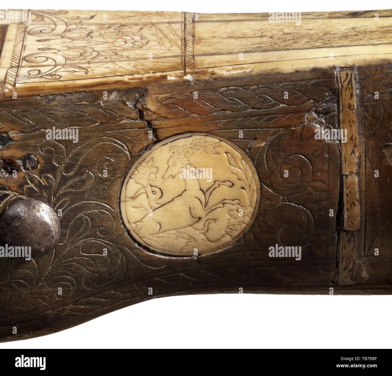 Un Sud tedesco crossbow pesante (full size), circa 1580, robusto, ferro prod (larghezza 93 cm), doppia Breslau(?) marchi all'interno. Il cavo precedente briglia con ferro interlacciata di anello di sospensione, nappe policrome e vecchia riparazione della pelle inchiodato. Timone impiallacciato in corno intagliato e decorato con osso inciso intarsi, parzialmente aggiunti in corrispondenza del lato inferiore. Quattro-bloccaggio assale con il vecchio dado in ottone, ferro laterali i prigionieri per il cranequin. Guardia interrotta (allegata). Lunghezza 77 cm. Impressionante, crossbow pesante per le riprese di un uccello di legno. crossbow, balestre, Additional-Rights-Clearance-Info-Not-Available Foto Stock