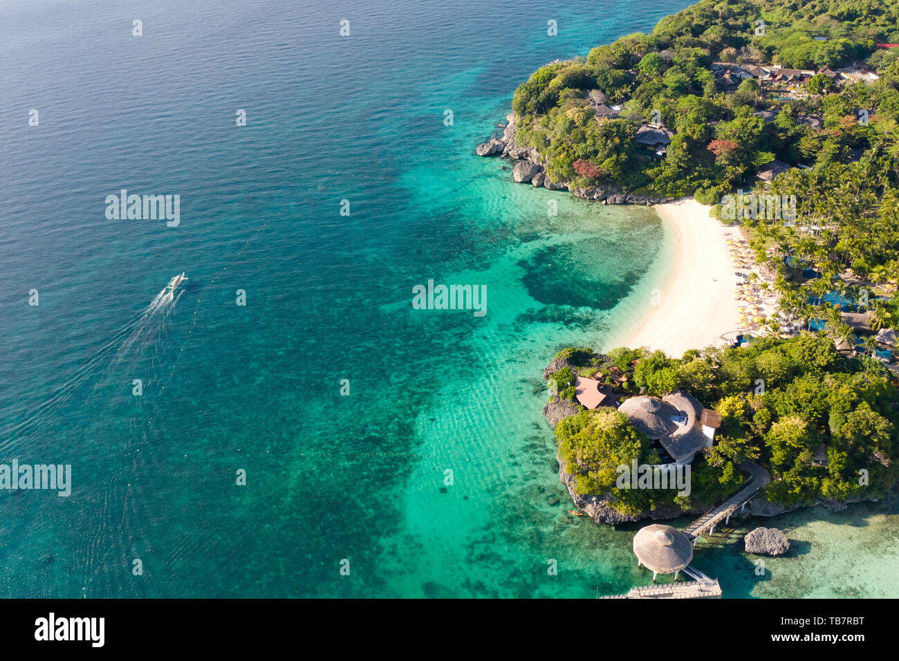 Splendida Punta Bunga Beach sull'isola di Boracay, Filippine.gli alberghi vicino alla spiaggia di tempo soleggiato. La costa dell'isola di Boracay per turisti. Foto Stock