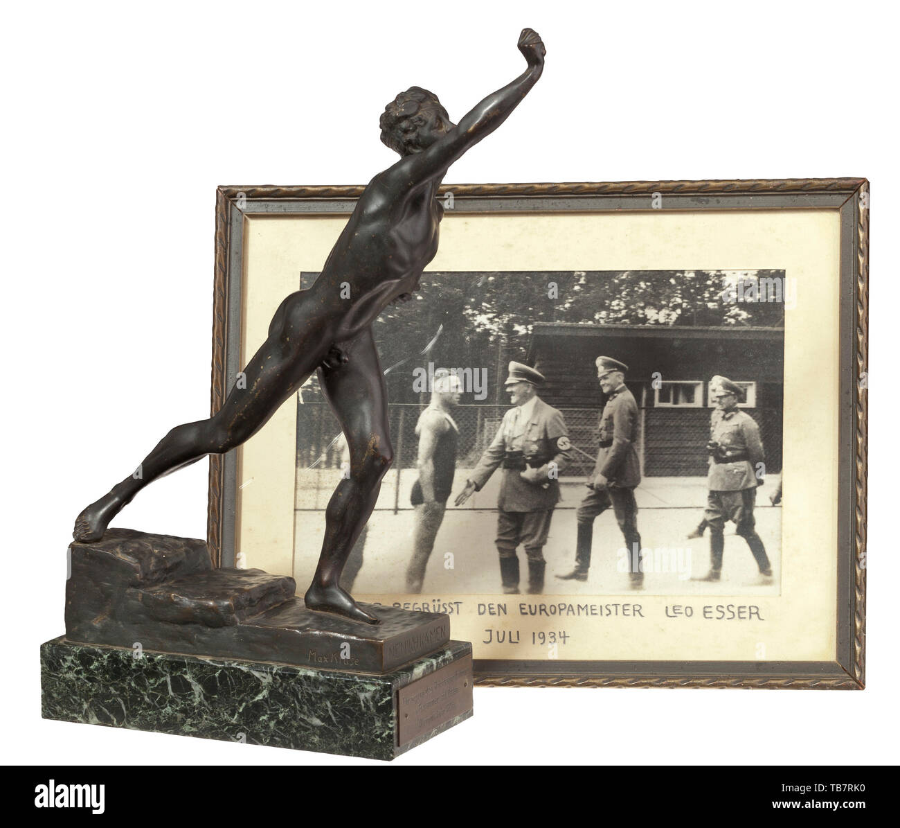 Max Kruse (1854 - 1942) - Il Messaggero di maratona, dotazione onorario dal Reichssportführer von Tschammer und Osten per i Giochi Olimpici 1936, bronzo, nero-marrone (patinato strofinato, ramo di alloro mancante), la base con la firma dell'artista e l'iscrizione "NENIKHKAMEN' e firma di fonderia 'Gladenbeck GmbH', in marmo verde base con dedizione la placca (tr). 'Dotazione onorario dal Reichssportführer v. Tschammer und Osten / Olympia Anno 1936' (altezza ca. 37 cm). Con una fotografia in bianco e nero nel vecchio telaio, manoscritti su mo, Additional-Rights-Clearance-Info-Not-Available Foto Stock