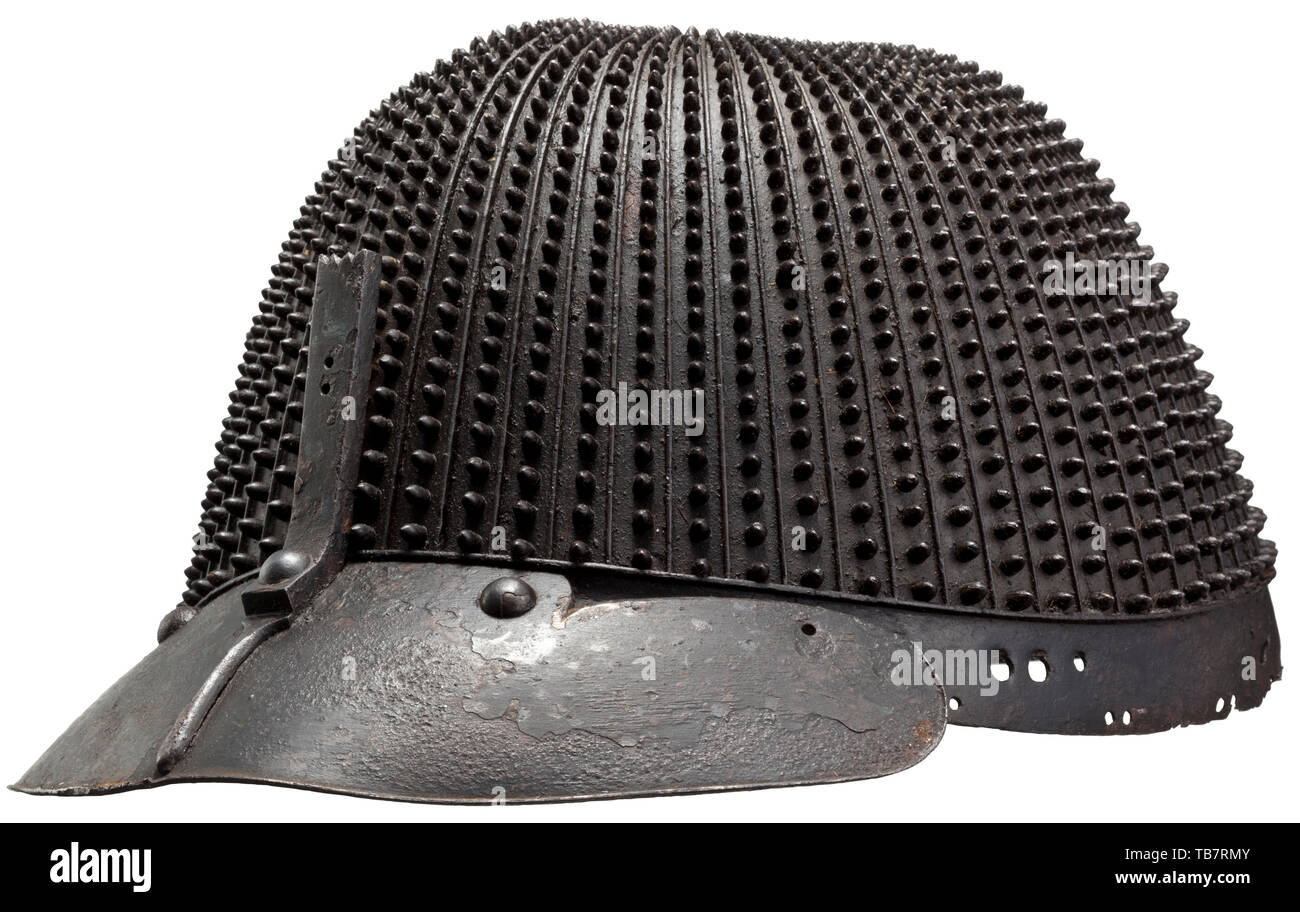 Un casco giapponese (hachi), metà del periodo Edo, Koboshi hachi di 62 piastre con rivettati visiera frontale e supporto sashimono (campo insegna titolare), i segni dell'età e l'usura. Inscritto all'interno 'Gimei Yosshu Ju Saotome Iyesada', ma lo stile e il design da diverse opere realizzate dal noto armourer. Altezza 15 cm. Giapponese, Asia, Asia, Estremo Oriente, oggetto, oggetti, alambicchi, clipping, clippings, tagliate, cut-out, cut-outs, storico, storico Additional-Rights-Clearance-Info-Not-Available Foto Stock