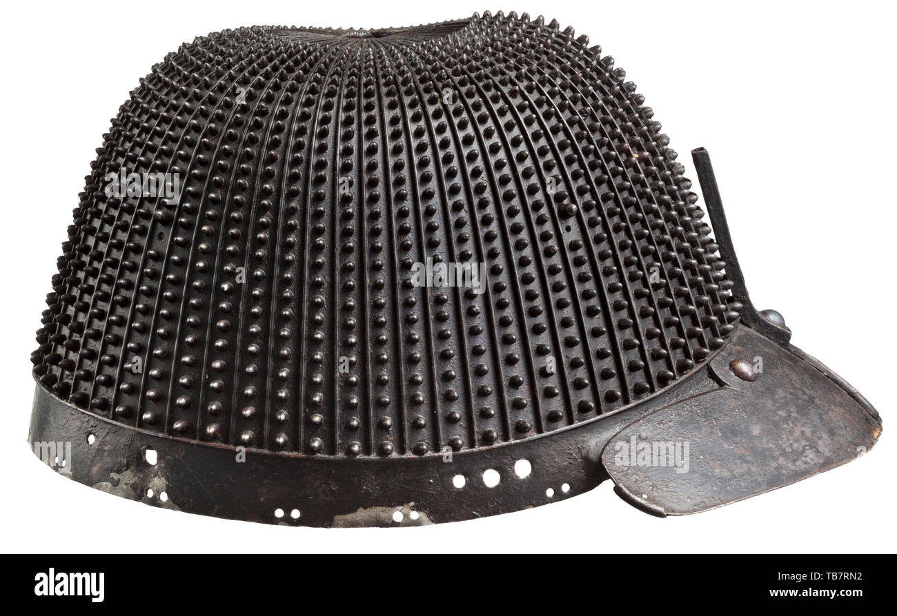 Un casco giapponese (hachi), metà del periodo Edo, Koboshi hachi di 62 piastre con rivettati visiera frontale e supporto sashimono (campo insegna titolare), i segni dell'età e l'usura. Inscritto all'interno 'Gimei Yosshu Ju Saotome Iyesada', ma lo stile e il design da diverse opere realizzate dal noto armourer. Altezza 15 cm. Giapponese, Asia, Asia, Estremo Oriente, oggetto, oggetti, alambicchi, clipping, clippings, tagliate, cut-out, cut-outs, storico, storico Additional-Rights-Clearance-Info-Not-Available Foto Stock