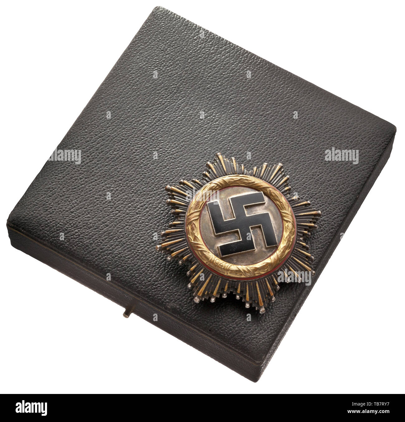 Una croce tedesca in oro - luce Zimmermann produzione, incassato, argentato cupal star corpo con quattro volte (cava) rivettatura, appliqué sfregato attraverso l'utilizzo. Piccoli graffi in smalto, all'interno il perno di fissaggio punzonati '20', la PKZ numero del C.F. Zimmermann impresa in Pforzheim. Un ovviamente utilizzati ancora ancora il buon esempio in un ben conservato gran premio caso (pulsante) con bordatura in oro. Larghezza 62,8 mm. Peso 44,6 g. storica del Novecento storico, Editorial-Use-solo Foto Stock