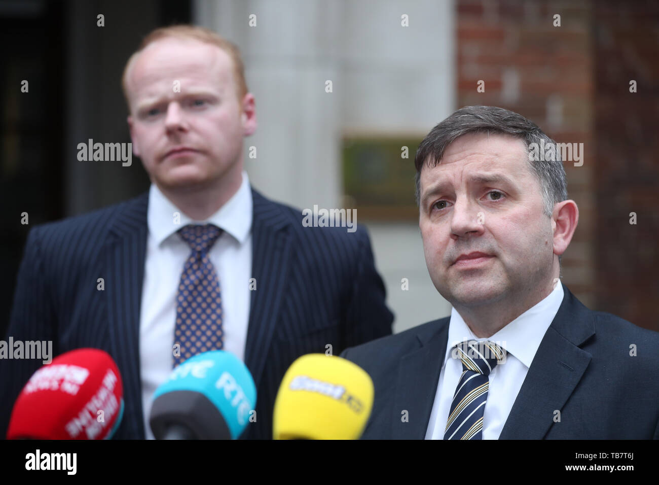 Gli unionisti dell'Ulster John Stewart (sinistra) e Robin Swann parlando ai media al di fuori di Stormont House come tentativi di ripristinare la condivisione del potere a Stormont continua. Foto Stock