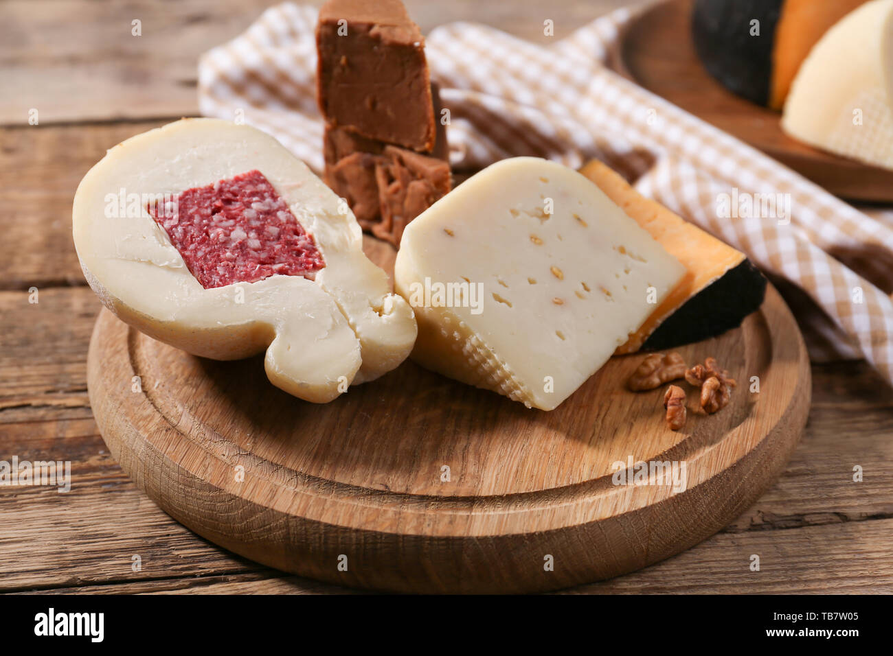 Tavola di legno con assortimento di formaggi saporiti su tavola Foto Stock
