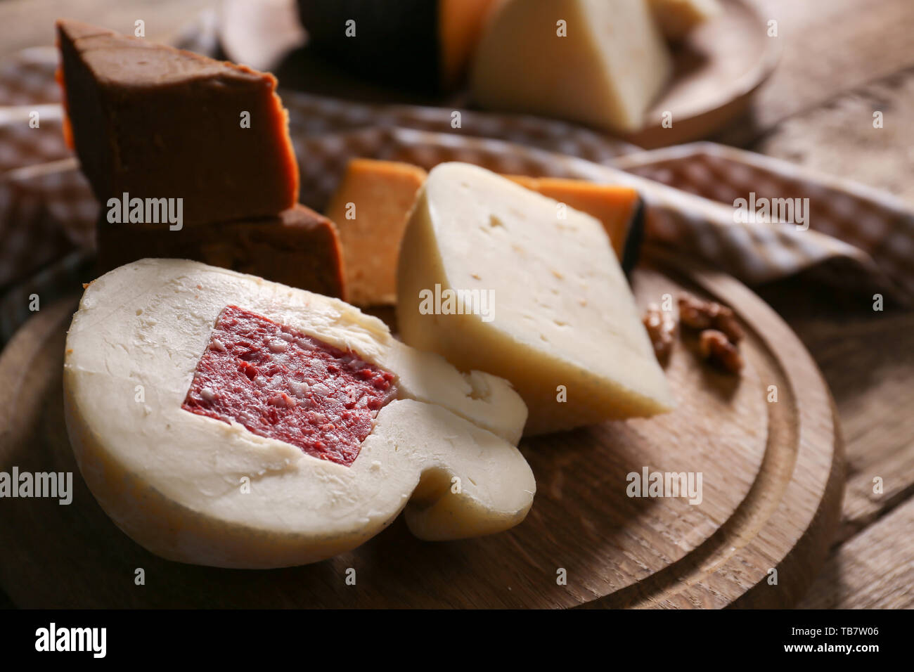 Tavola di legno con assortimento di formaggi saporiti su tavola Foto Stock