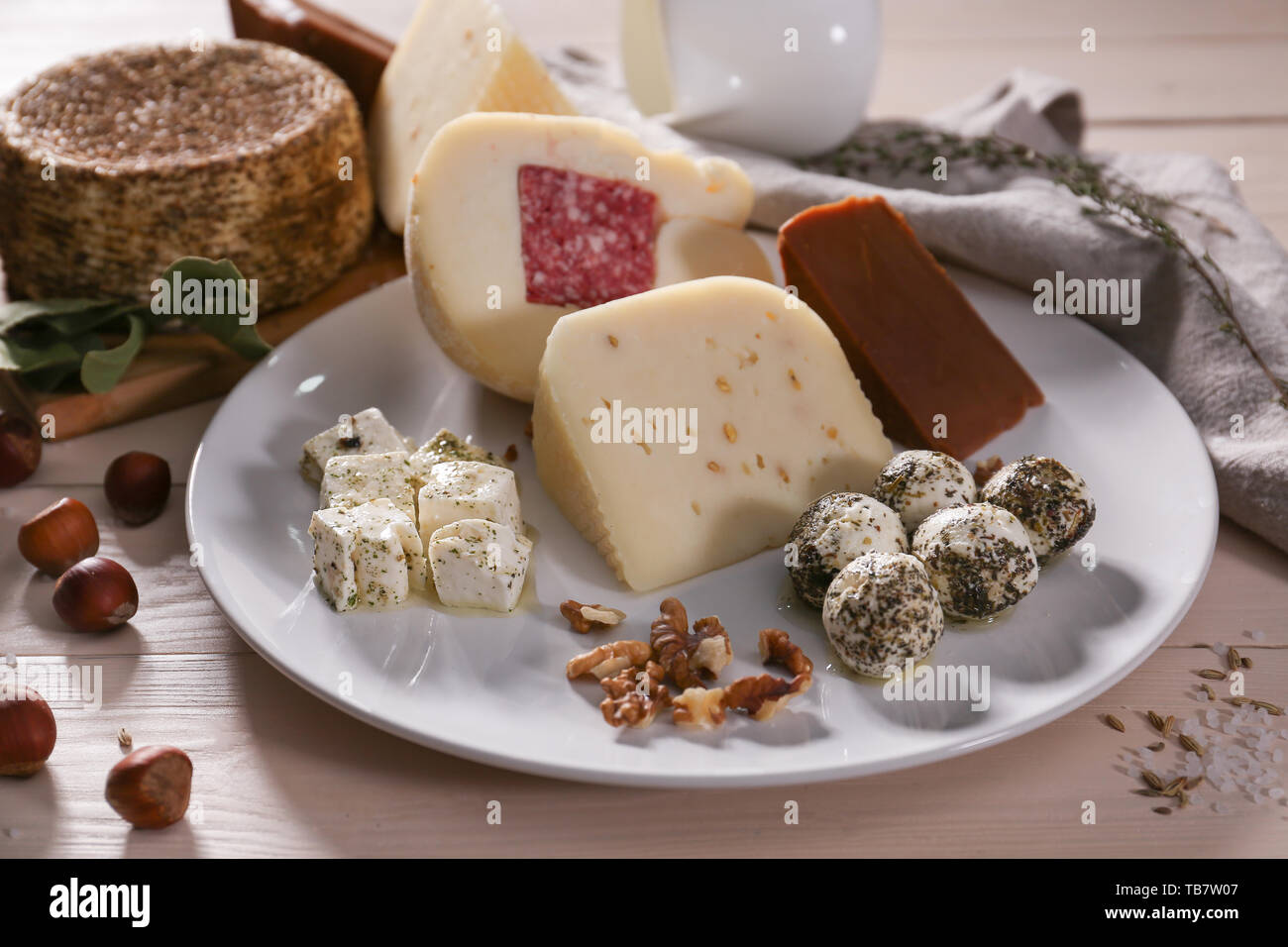 Piastra con assortimento di formaggi saporiti su tavola Foto Stock